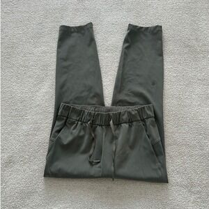 lululemon Women's On the Fly Pant size 6 in Dark Olive